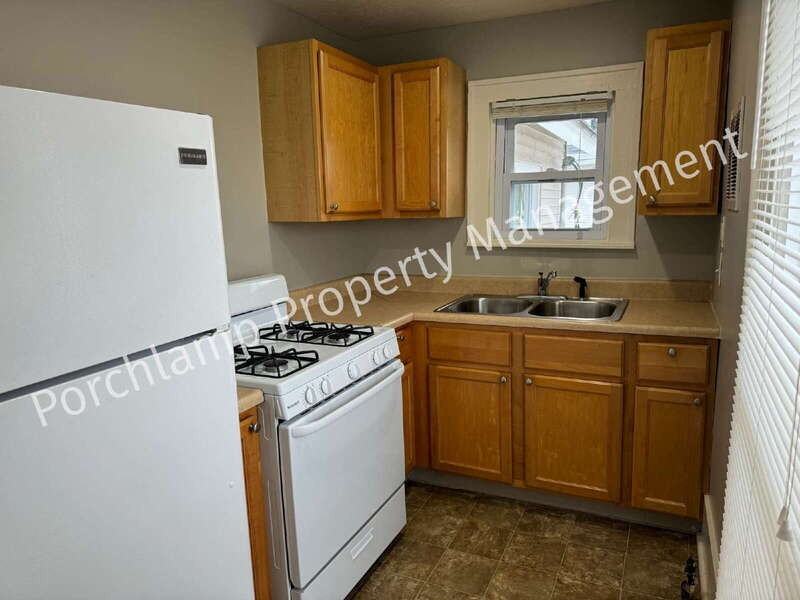 547 Coit Ave Ne #3 - Photo 5 of 10