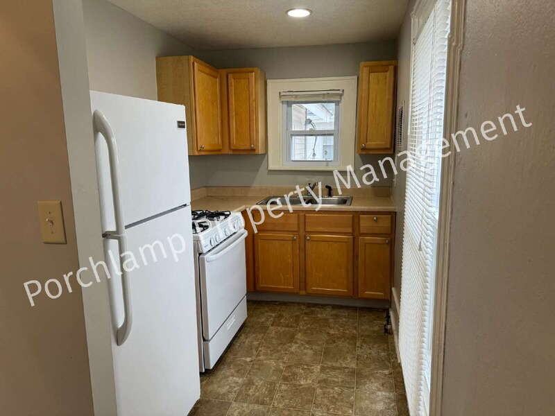 547 Coit Ave Ne #3 - Photo 6 of 10