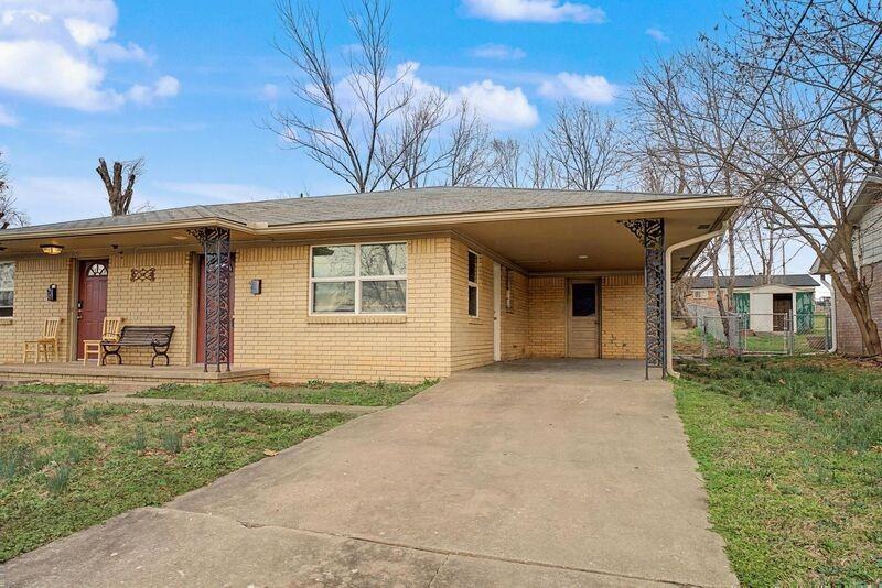 911 S 10th St - Photo 2 of 20