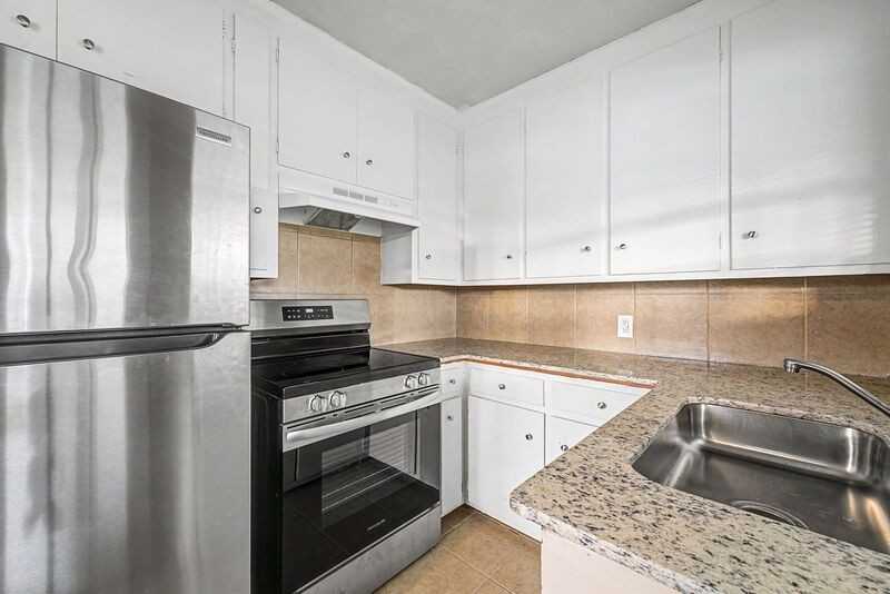 911 S 10th St - Photo 3 of 20