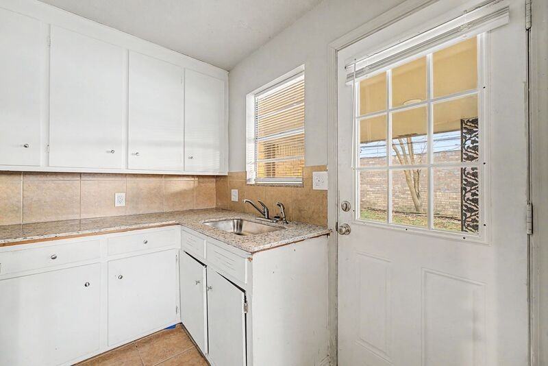 911 S 10th St - Photo 4 of 20