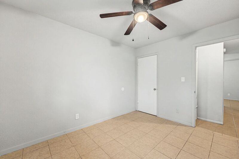 911 S 10th St - Photo 6 of 20