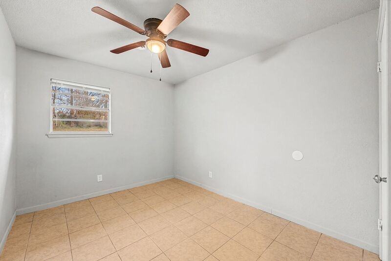 911 S 10th St - Photo 7 of 20