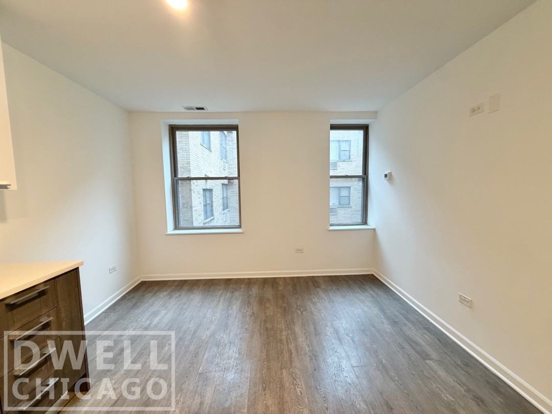 940 W Winona St #309 - Photo 2 of 12