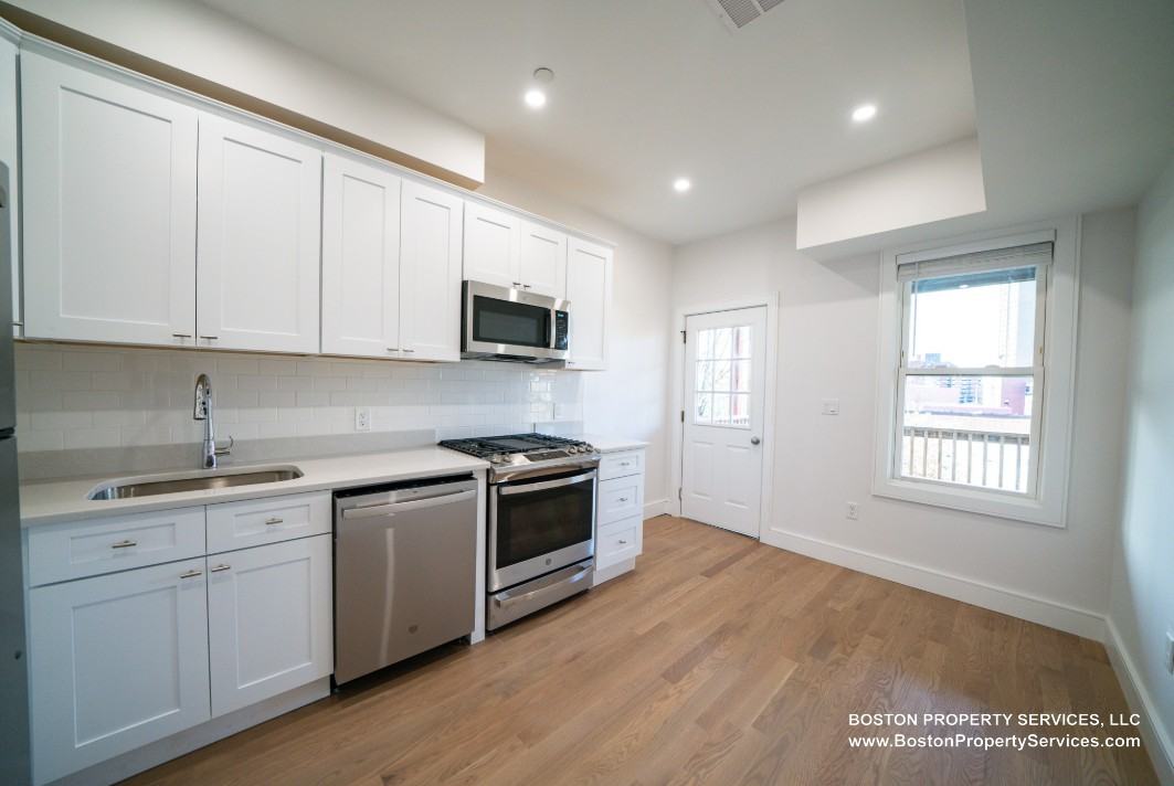 40 Calumet St #2 - Photo 3 of 22