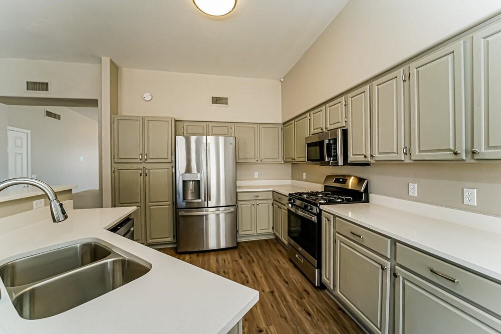 1534 W Churchill Pl - Photo 7 of 16