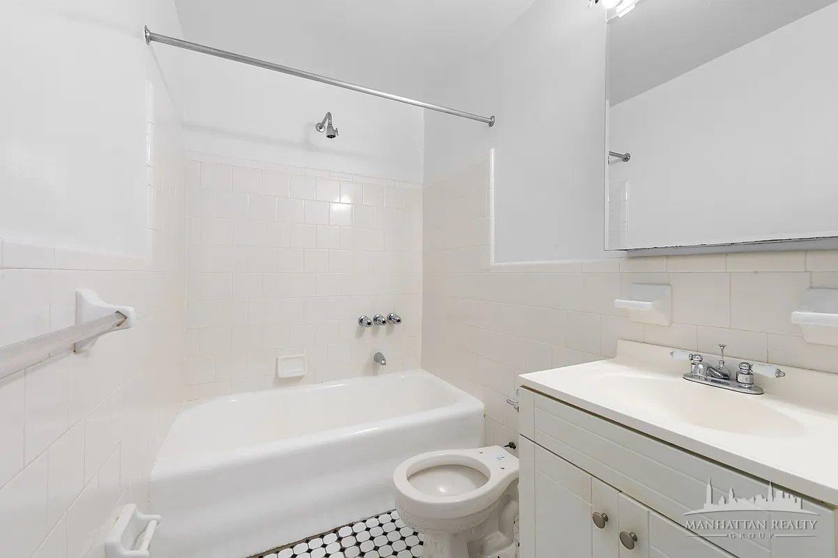 95 Christopher St #4I - Photo 5 of 8