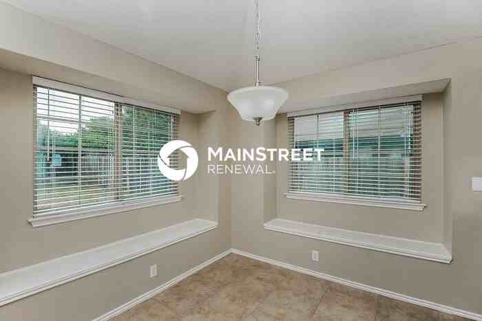 3100 Fairmeadows Ln - Photo 5 of 16