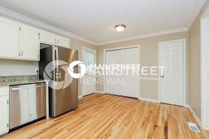 528 Piccadilly Row - Photo 6 of 17