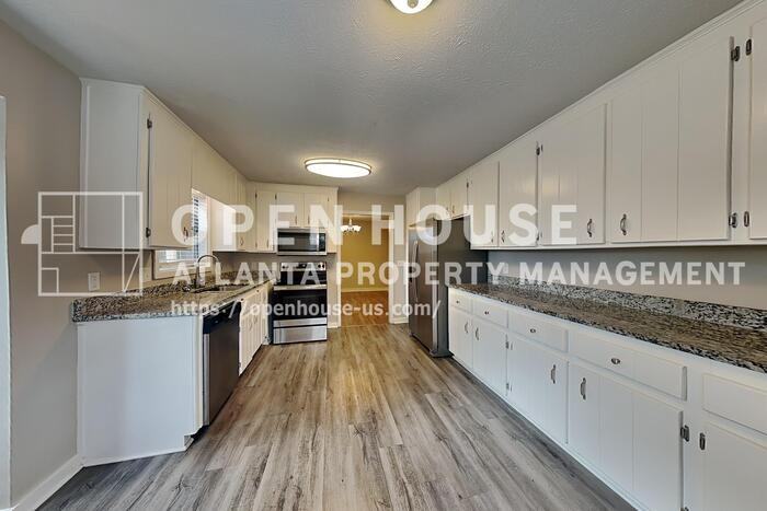 3932 Fairington Dr - Photo 6 of 23