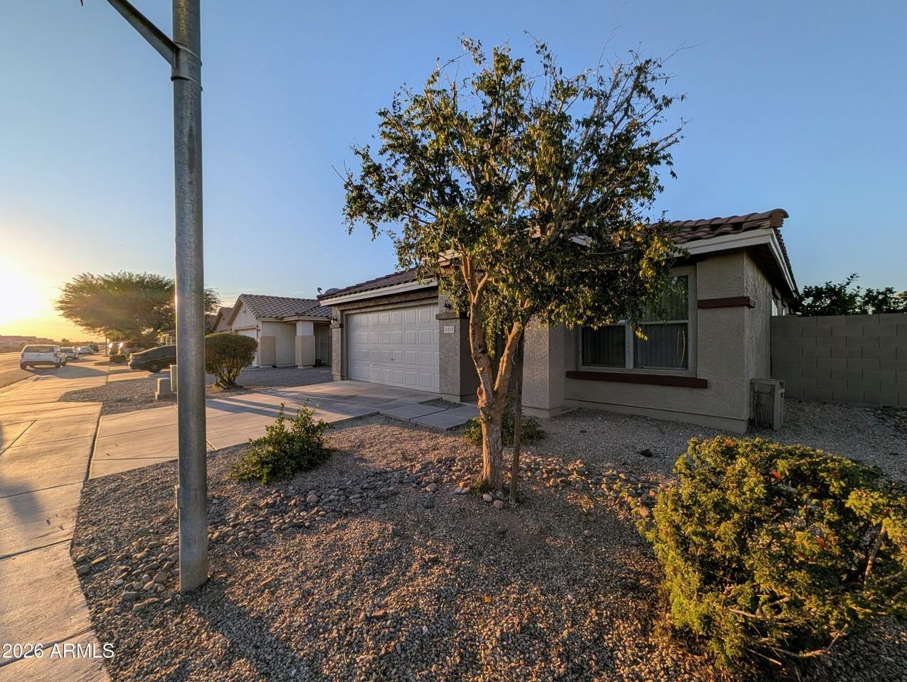 2404 W Roeser Rd - Photo 2 of 50