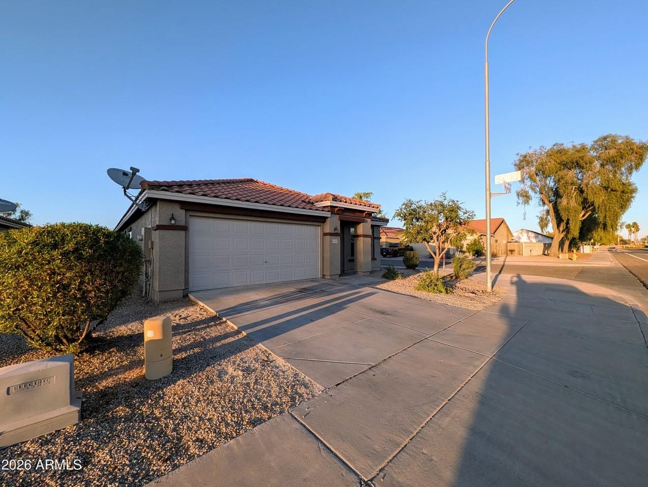 2404 W Roeser Rd - Photo 3 of 50