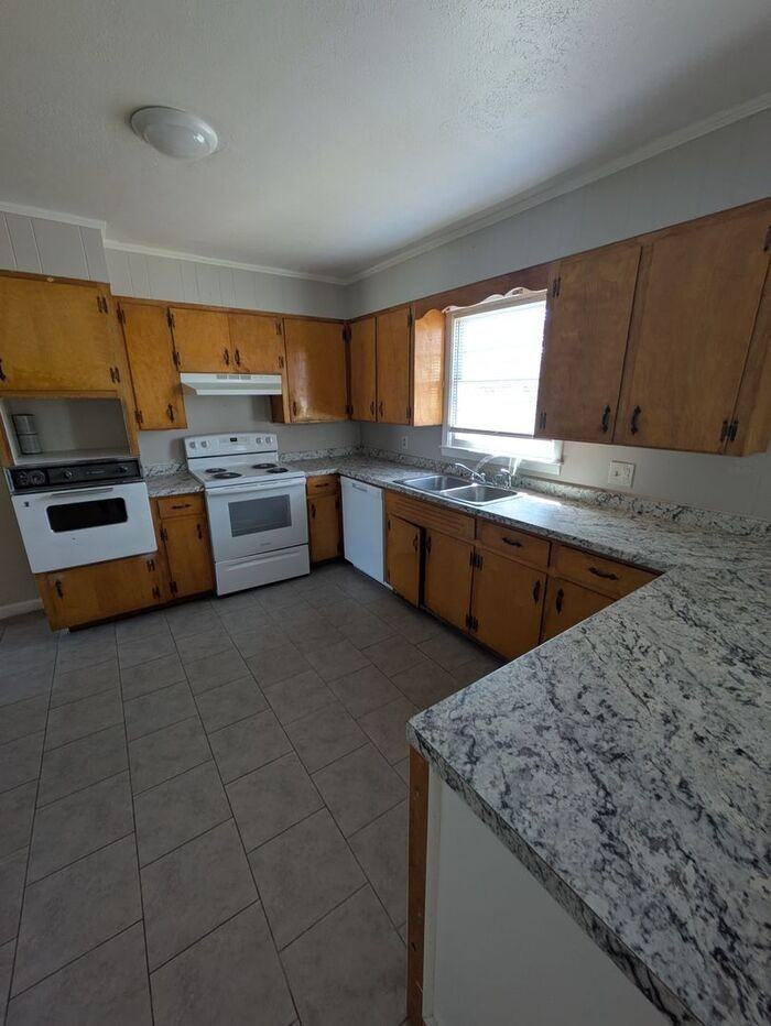 2842 Dale St #A - Photo 4 of 10