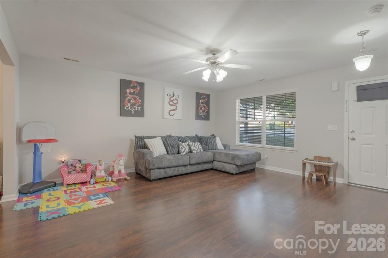 223 Stockbridge Dr - Photo 4 of 27