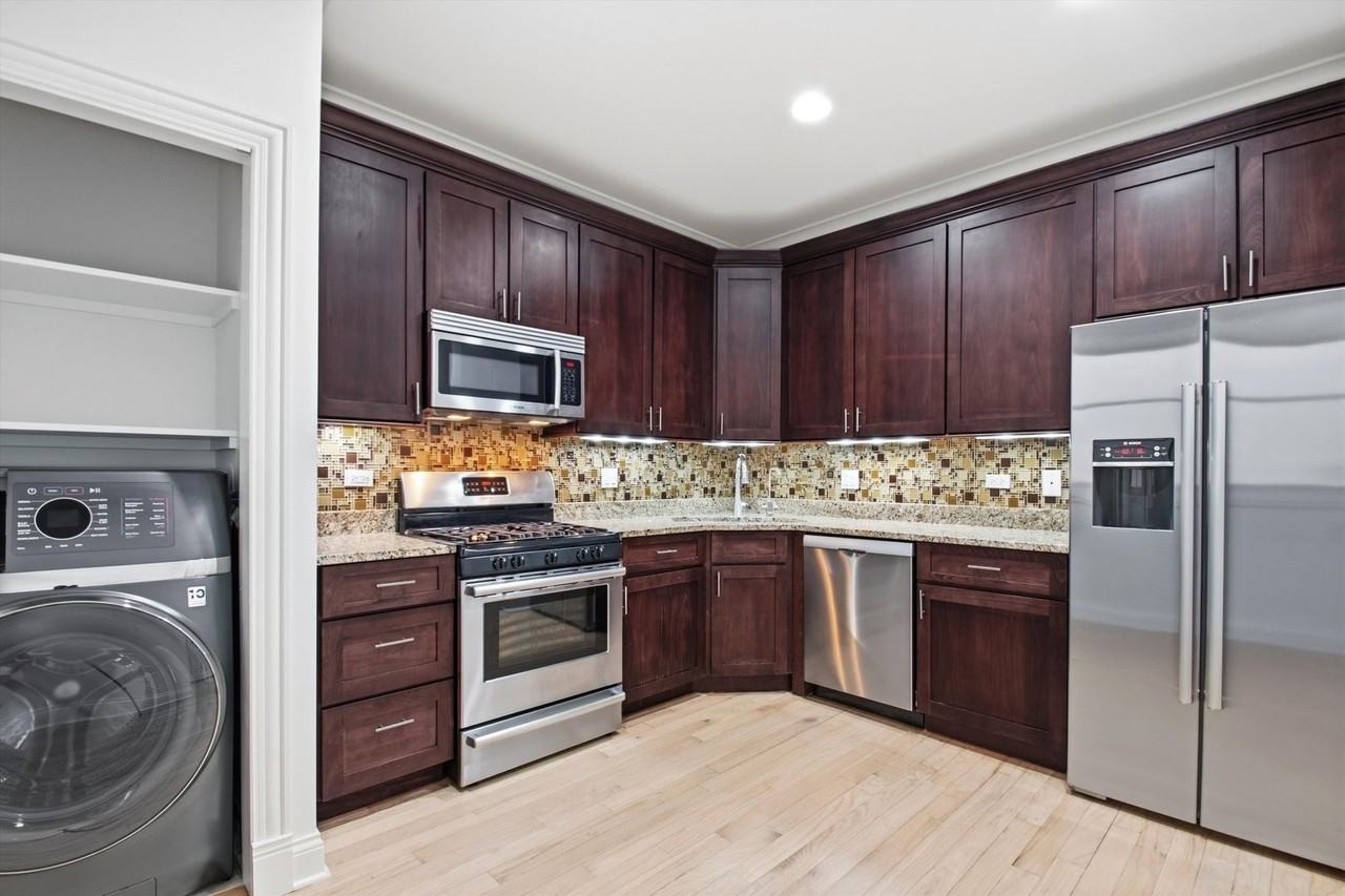 2340 W Adams St Unit 35 - Photo 6 of 23