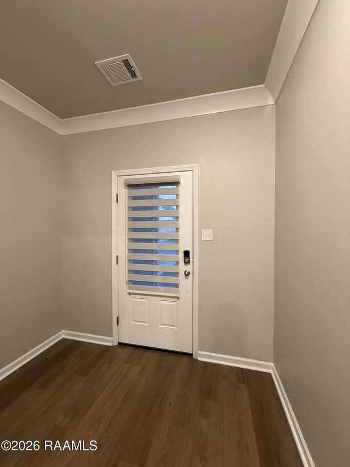 401 Eastwood Dr - Photo 7 of 41