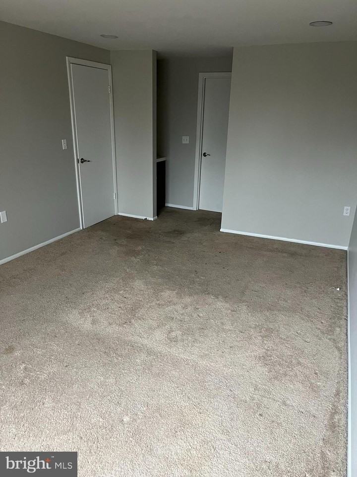 18050 Chalet Dr Unit 14-302 - Photo 4 of 8