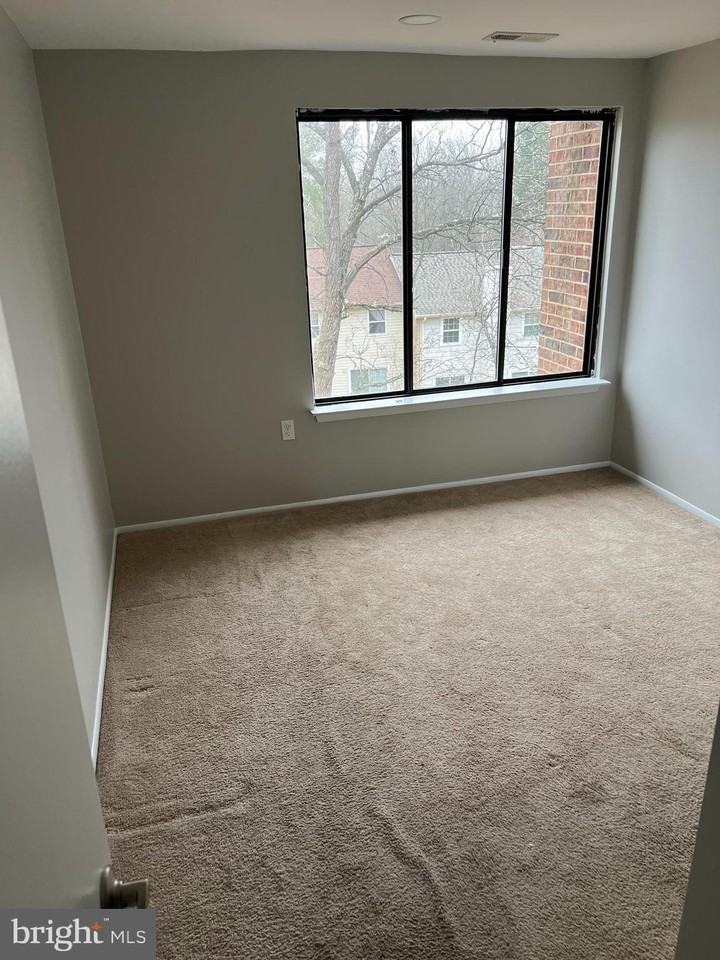 18050 Chalet Dr Unit 14-302 - Photo 6 of 8