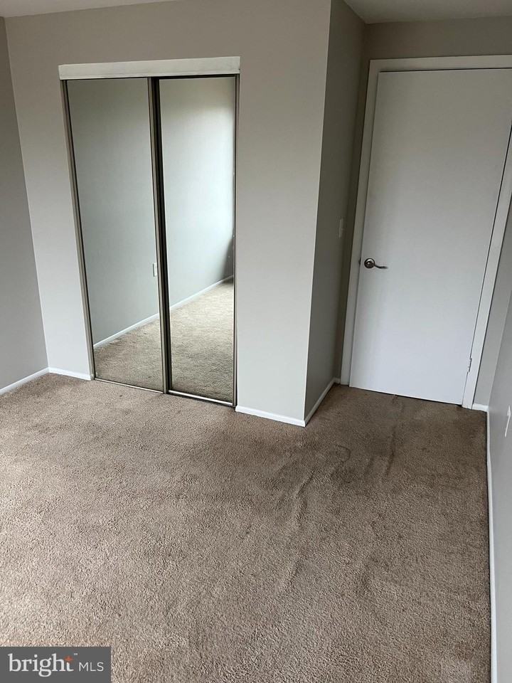 18050 Chalet Dr Unit 14-302 - Photo 7 of 8