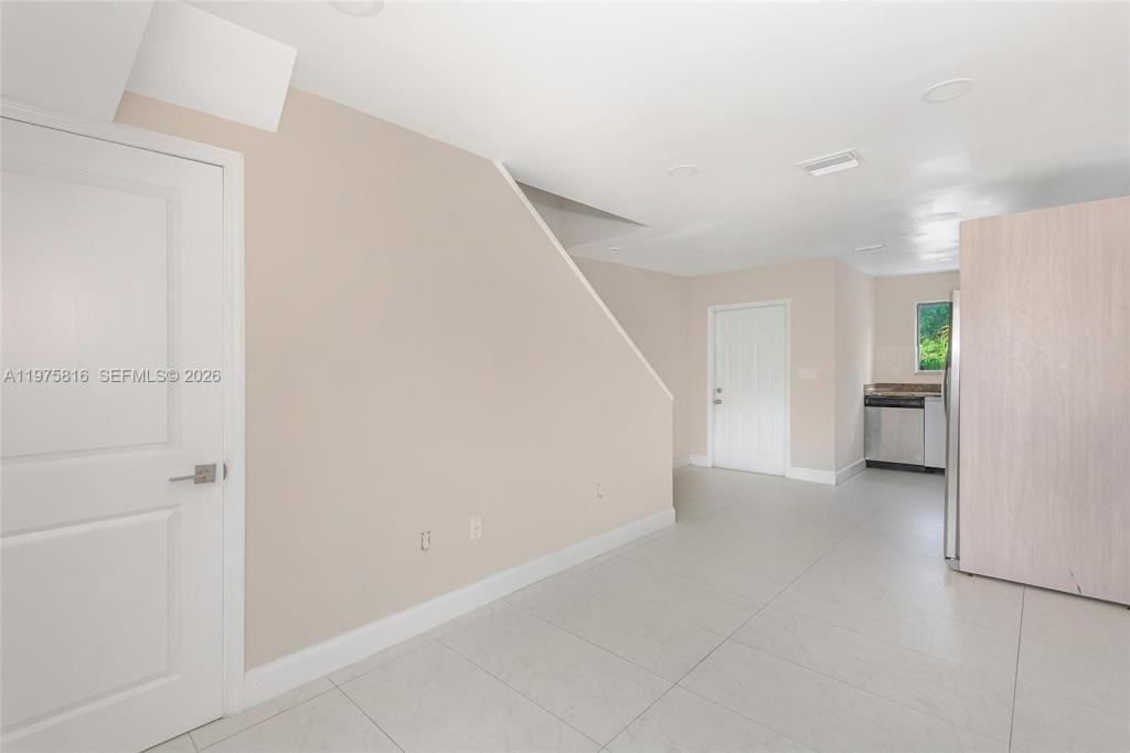 813 Nw 3rd Ave - Photo 3 of 9