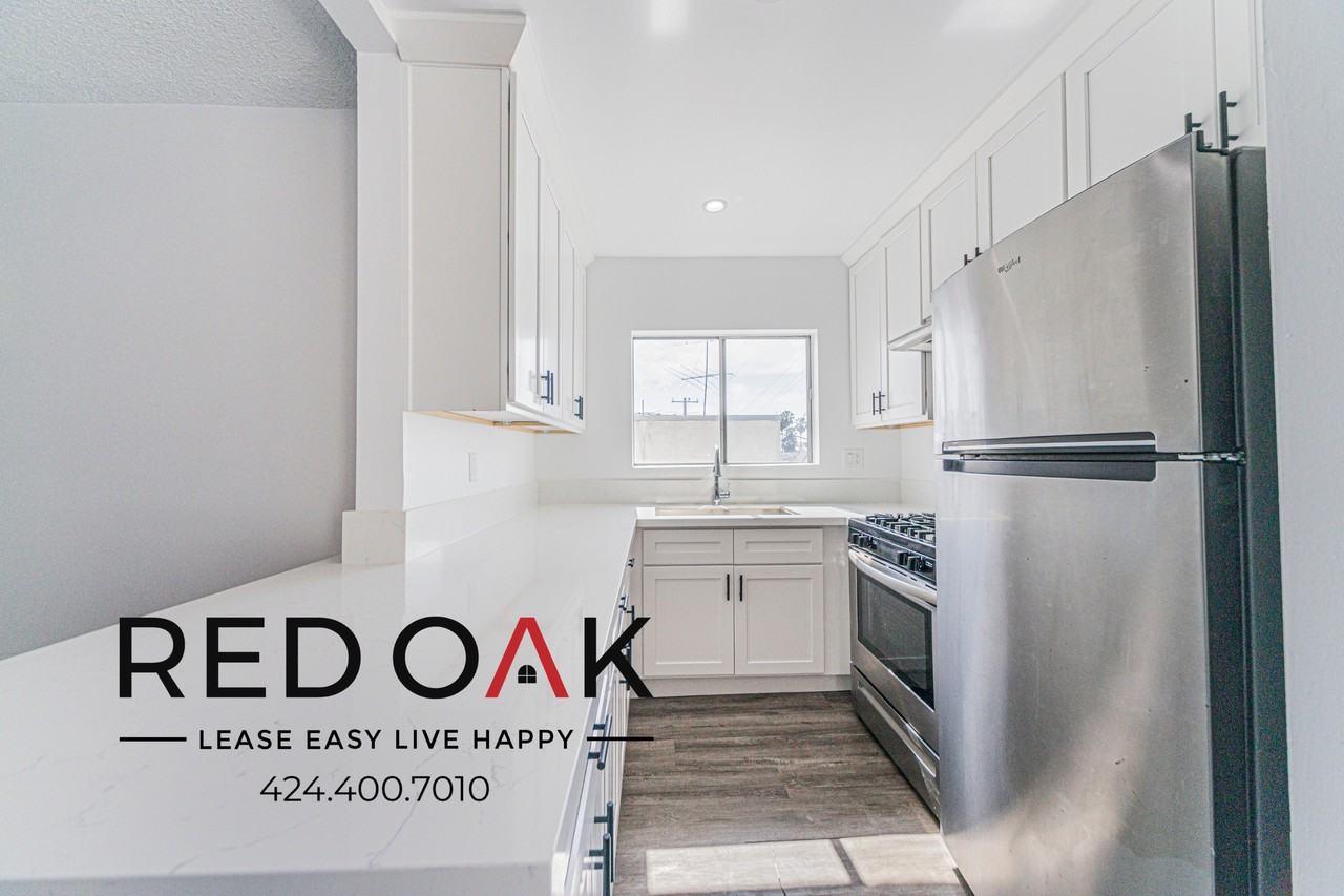 1051 N Gardner St #10 - Photo 3 of 19