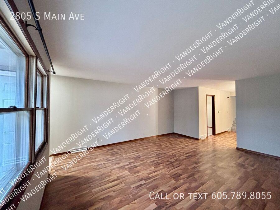 2805 S Main Ave - Photo 2 of 24