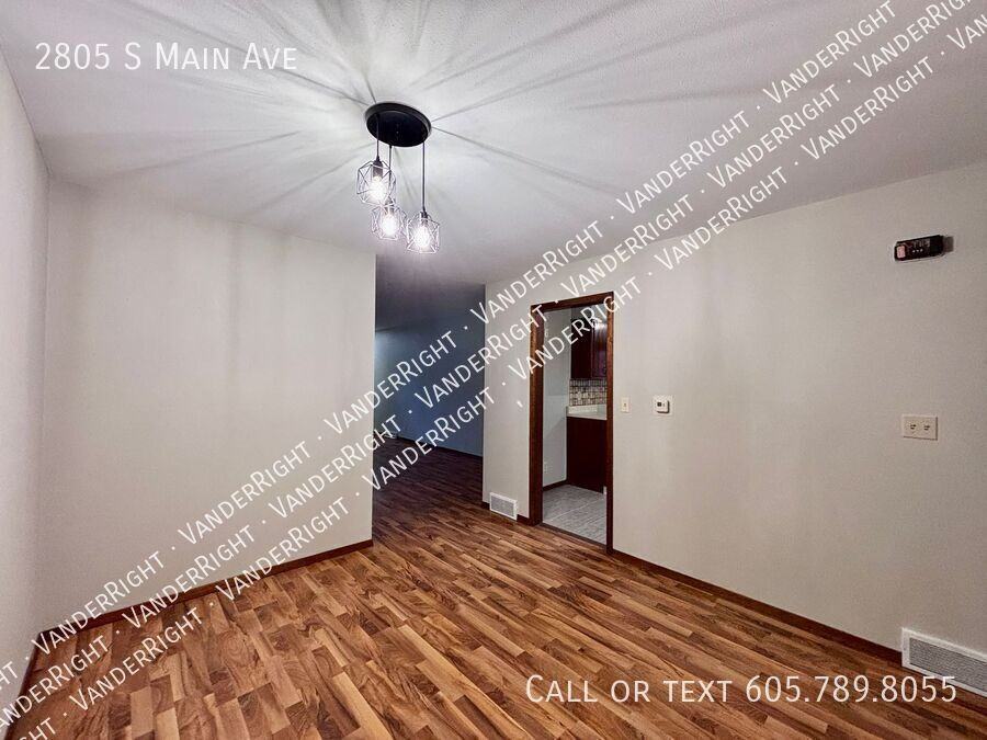 2805 S Main Ave - Photo 3 of 24