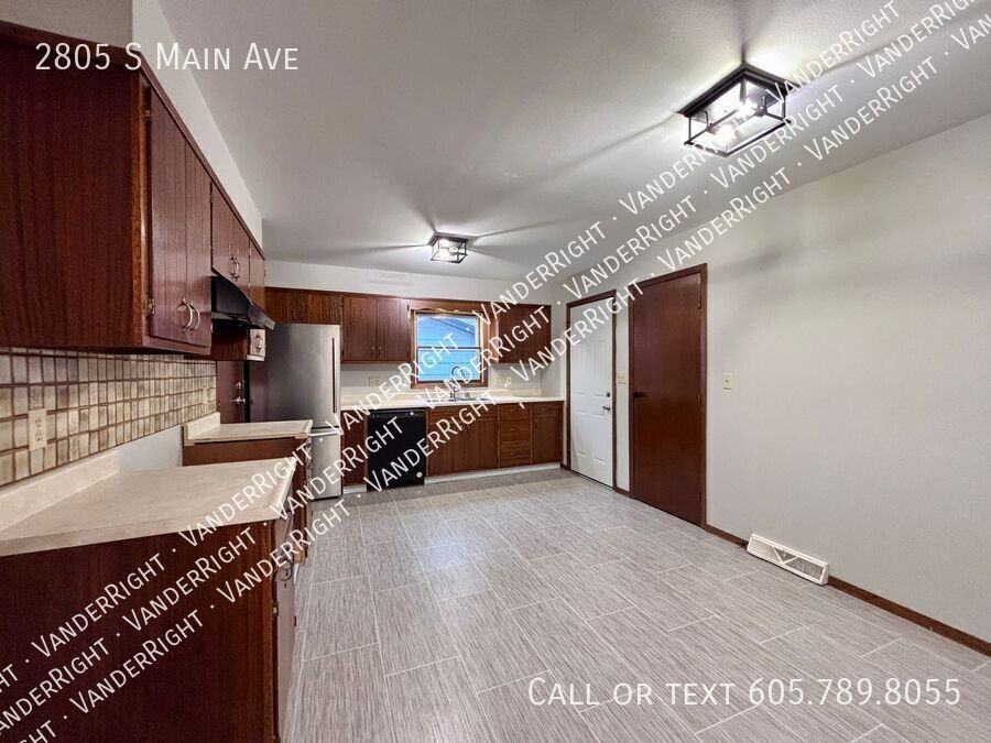 2805 S Main Ave - Photo 5 of 24