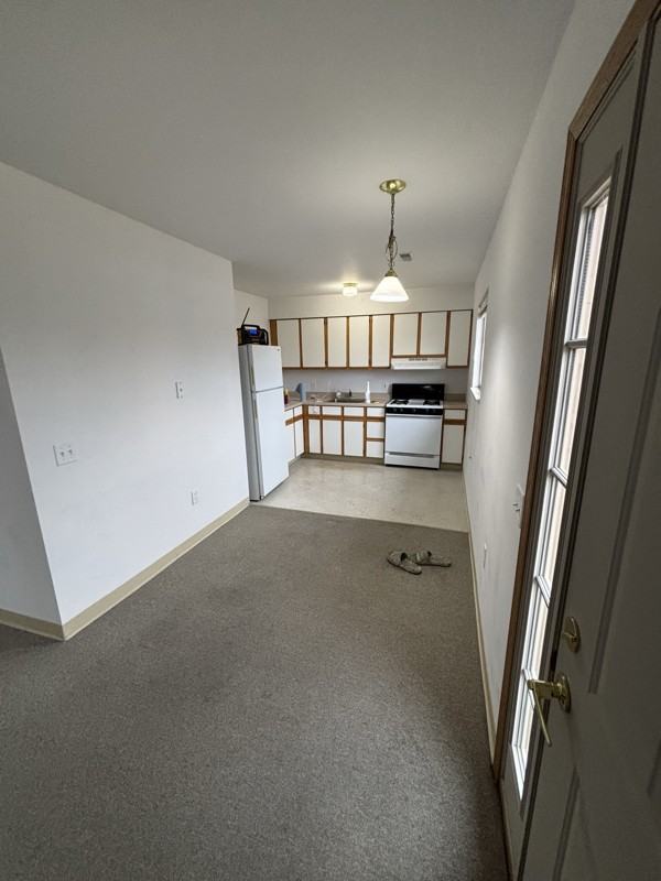 100 Lakeview Ct #123 - Photo 3 of 10