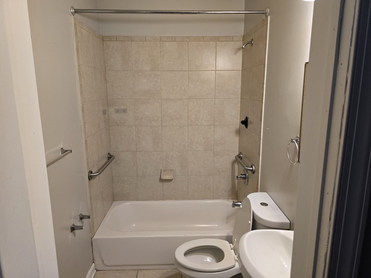 615 Homestead St #1B - Photo 2 of 4