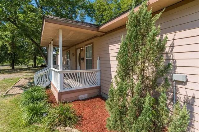 301 W Austin Ave - Photo 2 of 19