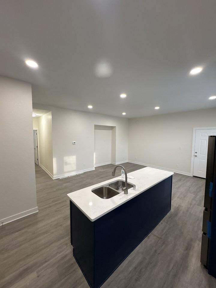 400 E Meinecke Ave - Photo 2 of 6