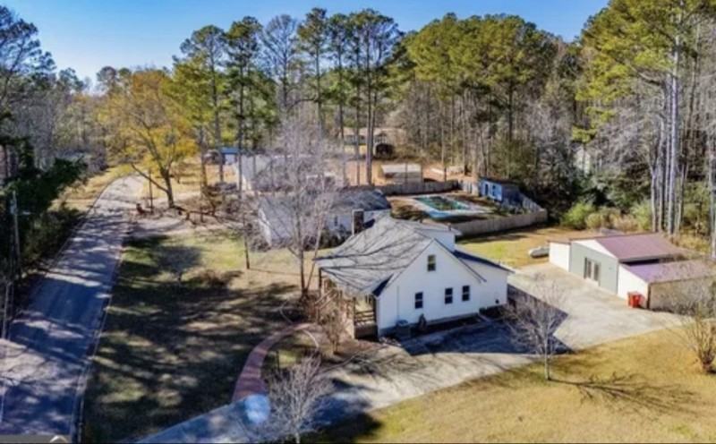 110 Bartlett Cir - Photo 3 of 9