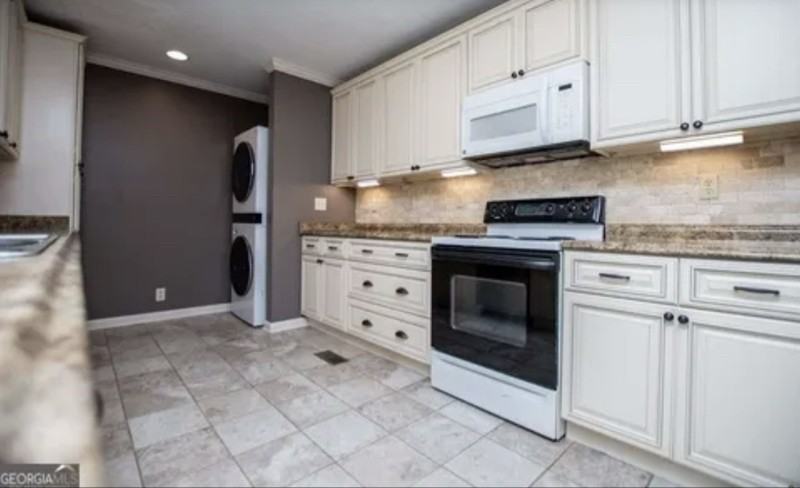 110 Bartlett Cir - Photo 6 of 9