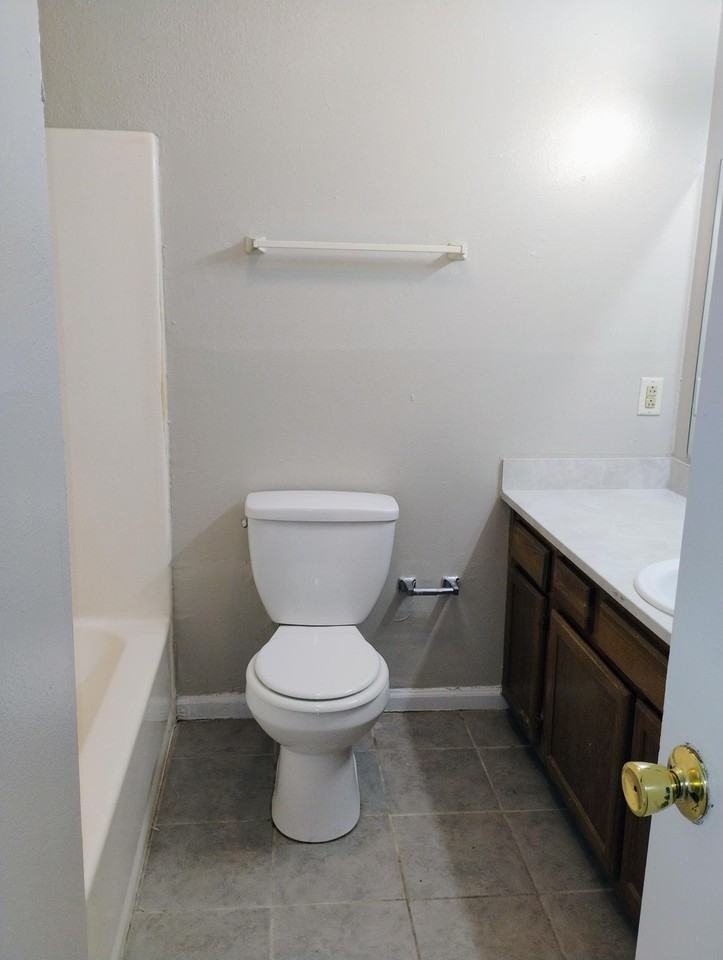 1744 Cedar Lake Dr #D - Photo 4 of 5