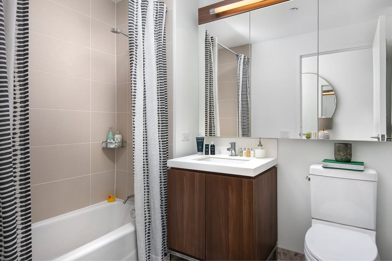 162 N Clark St - Photo 4 of 11