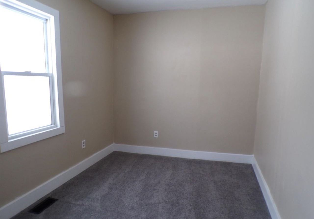 327 W Thornton St - Photo 5 of 7