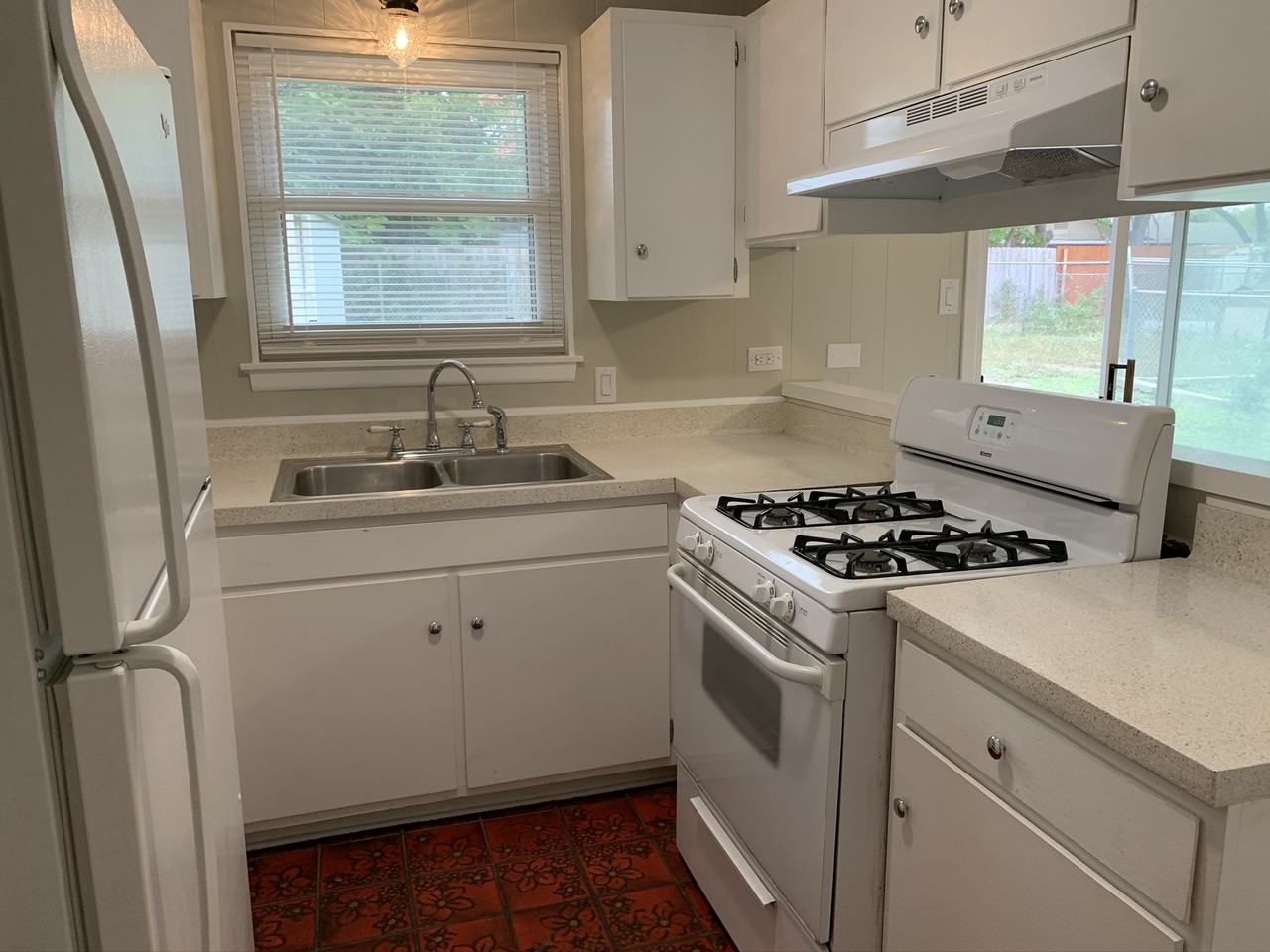 3810 Warpath St - Photo 6 of 15