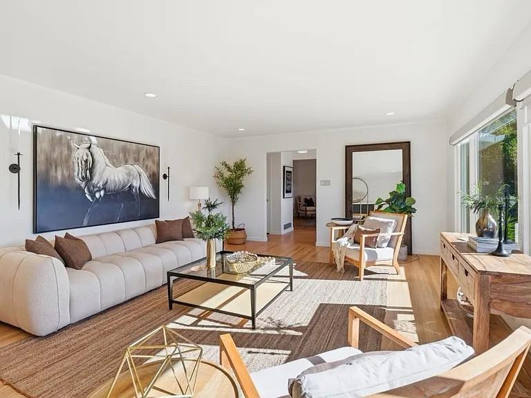 574 Wellington Dr - Photo 3 of 24