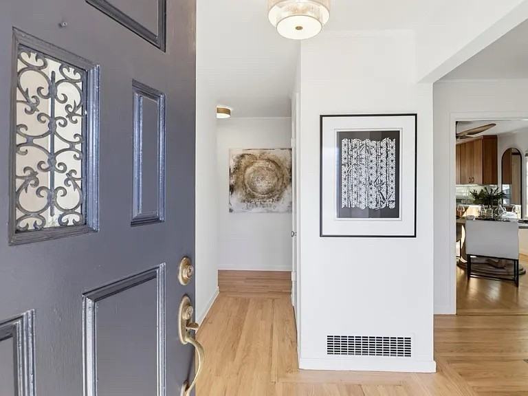 574 Wellington Dr - Photo 4 of 24