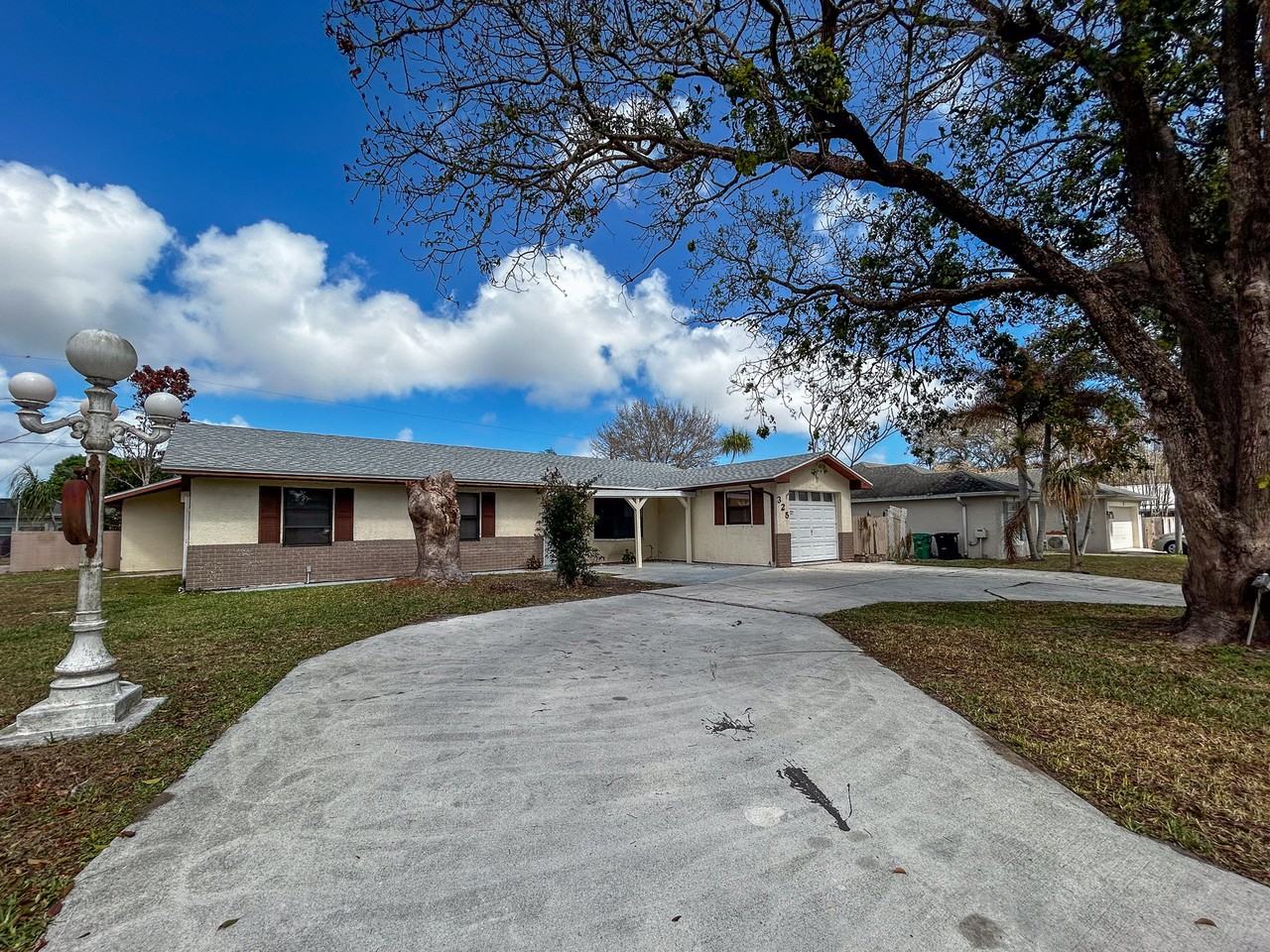 325 Nw Rebecca Ave - Photo 2 of 20