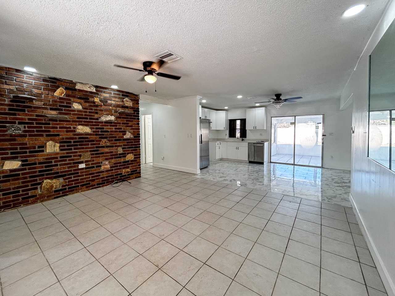 325 Nw Rebecca Ave - Photo 3 of 20