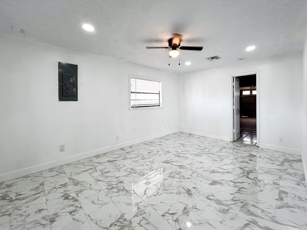 325 Nw Rebecca Ave - Photo 6 of 20