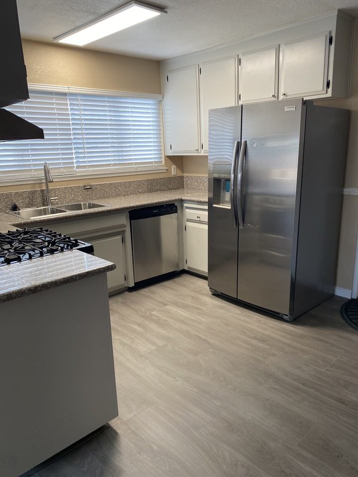 5811 Hillsdale Blvd - Photo 3 of 14