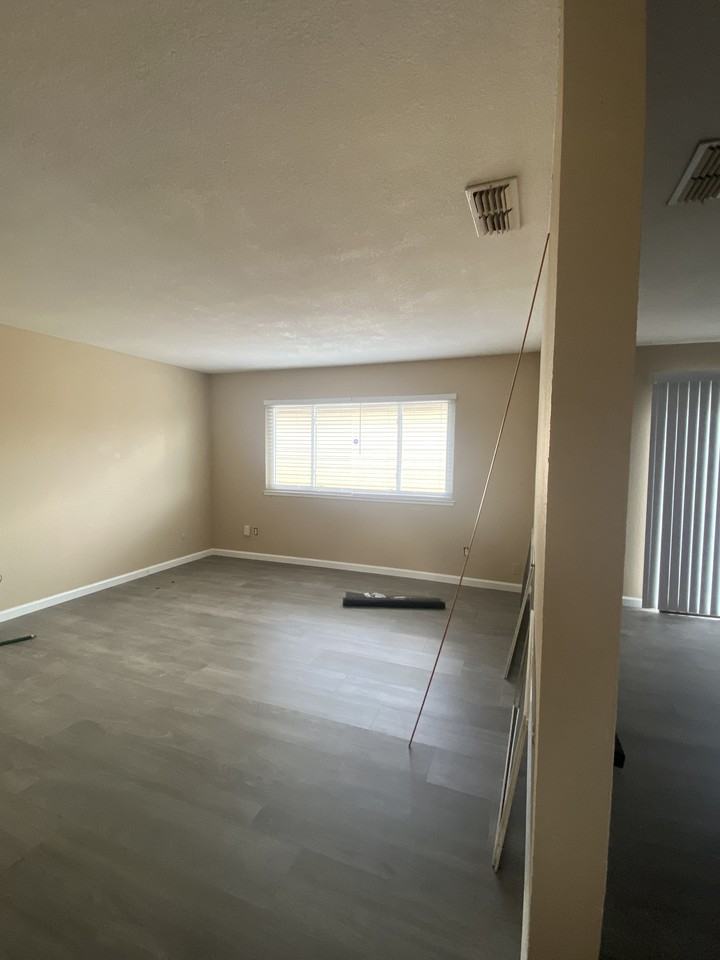 5811 Hillsdale Blvd - Photo 7 of 14