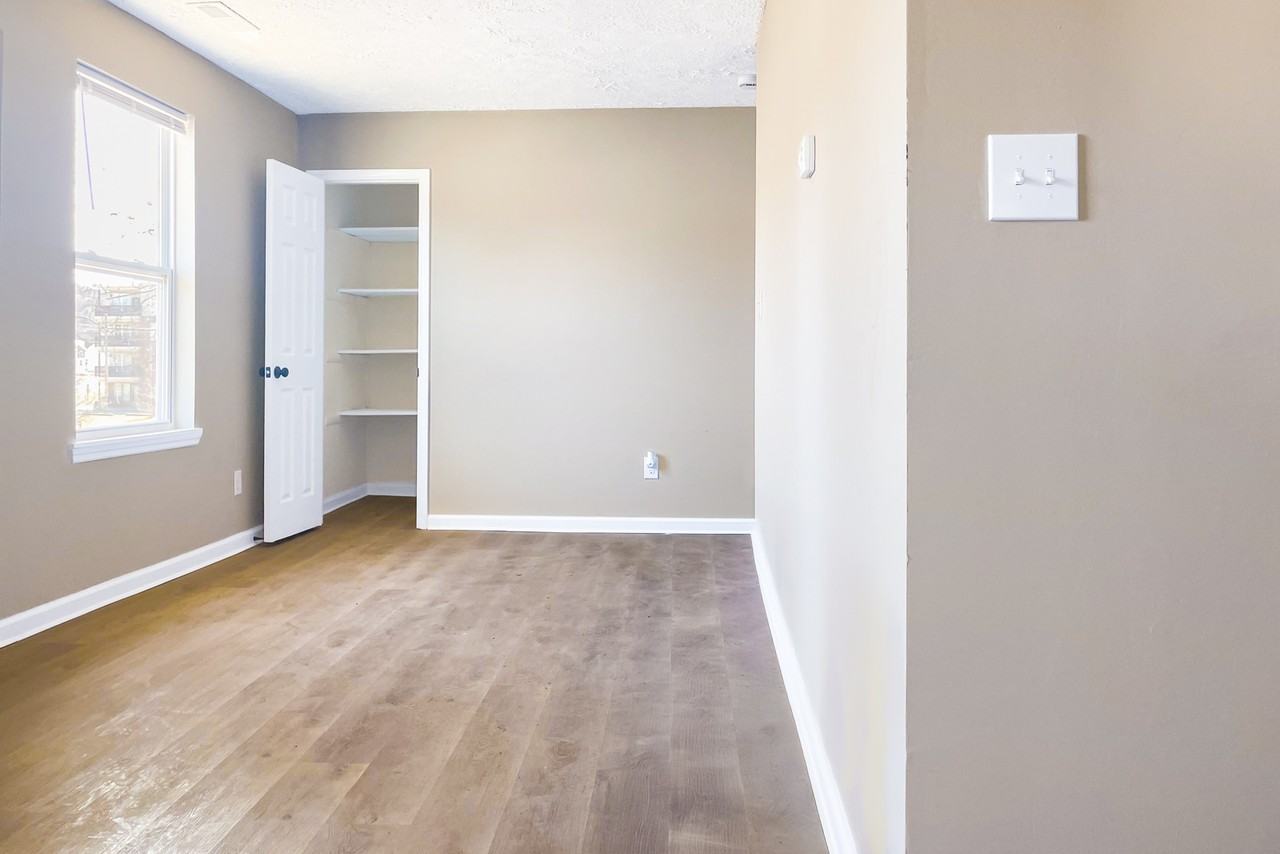 2312 E 14th St - Photo 3 of 8