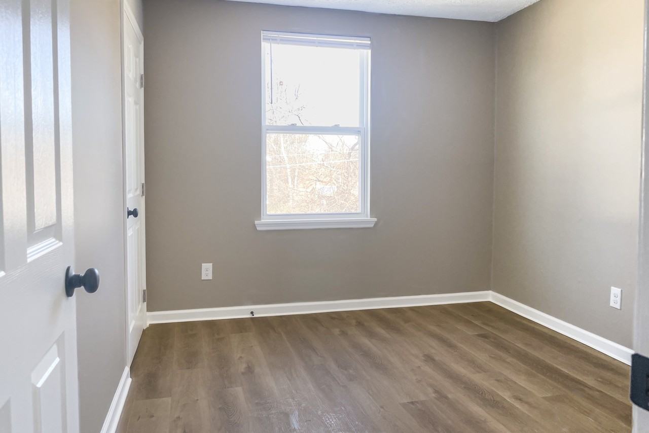 2312 E 14th St - Photo 5 of 8