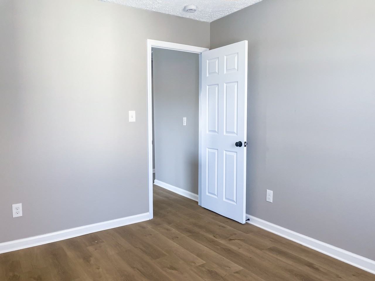 2312 E 14th St - Photo 6 of 8