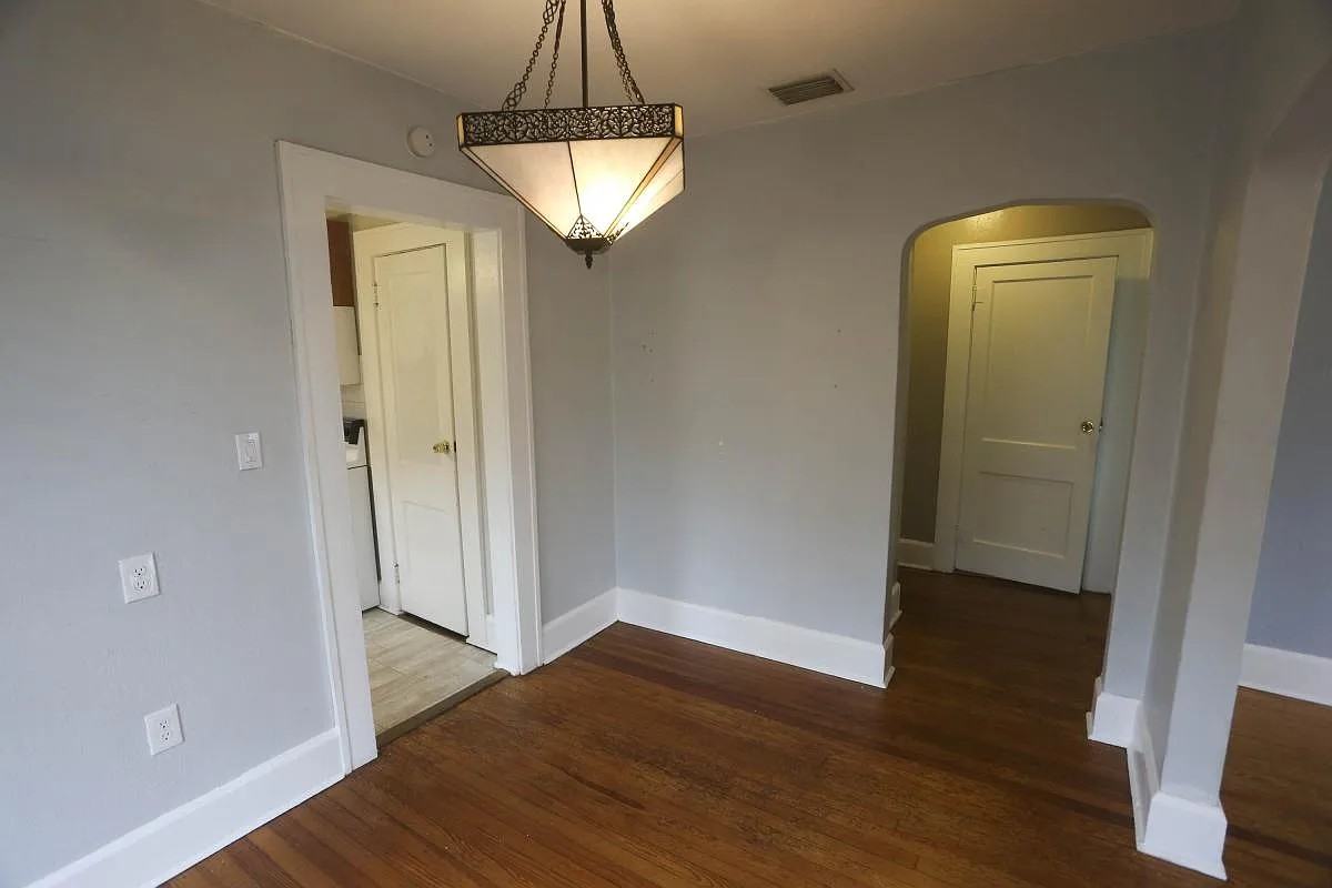 2334 Dartmouth Ave N - Photo 5 of 16