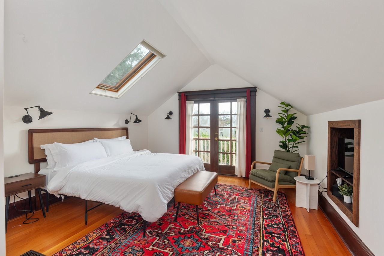 2314 Ne Flanders St #A - Photo 3 of 20